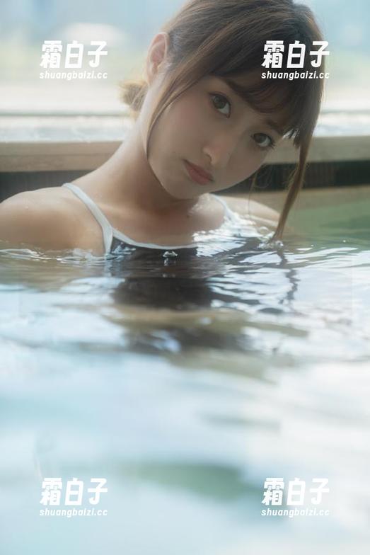 Umeko J的网袜写真套图，演绎甜美与优雅的完美平衡！